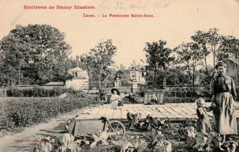 Potager devant l'entrée du pensionnat
