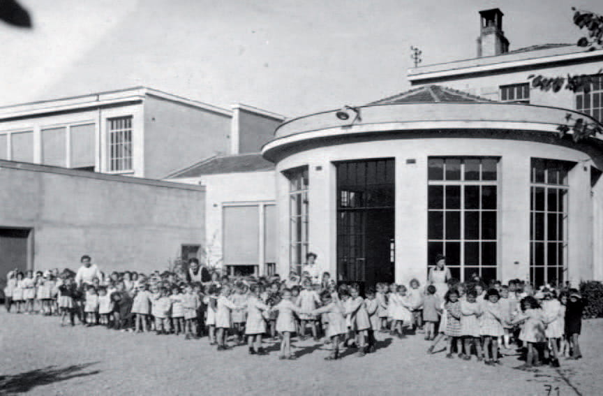 A l'arrière du bâtiment la Rotonde de l'École Émile Zola