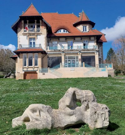 L'Hôtel de Ville aujourd'hui et la sculpture « La Forêt » réalisée par Claude Goutin