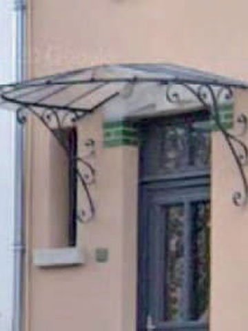 Des éléments remarquables : marquise en fer forgé