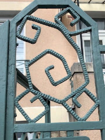 Des éléments remarquables : grille de portail vert de gris